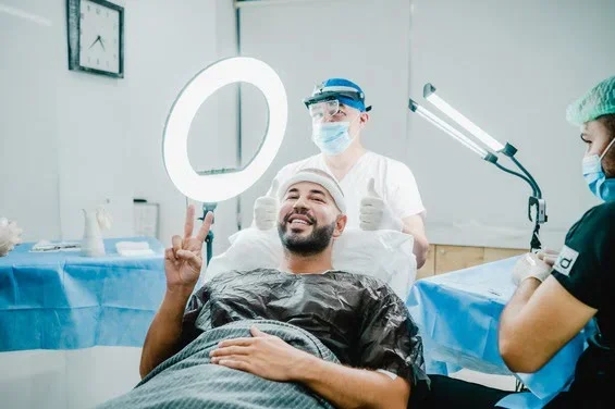 AHD Kliniği'nde DHI tekniği ile saç ekimi, kesi yok, doğal sonuçlar.