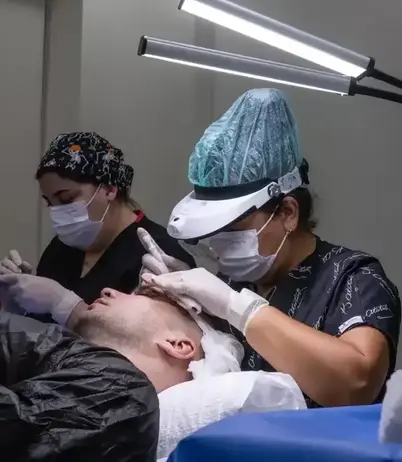 ahd clinic saç ekimi odası - greftlerin alıcı bölgeye ekimi yapılıyor