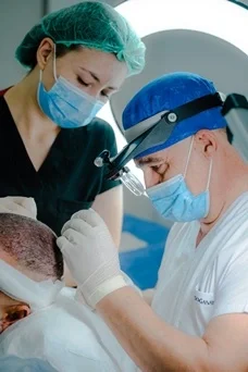 Dr. Hakan Doğanay, hassasiyet ve özenle saç ekimi ameliyatı gerçekleştiriyor.